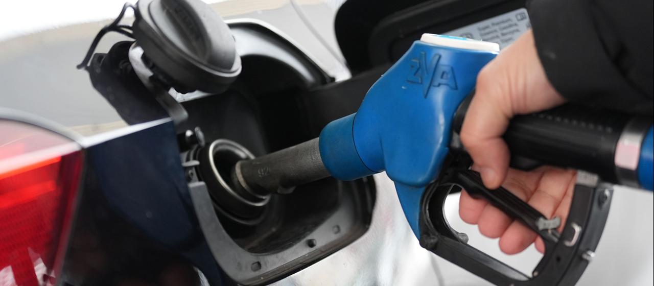 Eine Person tankt an einer Tankstelle ein Auto (Archivbild)