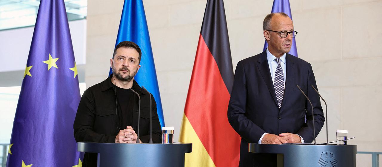 Wolodymyr Selenskyj und Friedrich Merz geben eine Pressekonferenz in Berlin. | REUTERS Wolodymyr Selenskyj und Friedrich Merz geben eine Pressekonferenz in Berlin.
