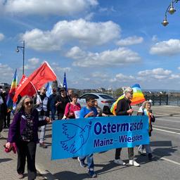 Rund 400 Menschen setzten sich am Samstag beim Ostermarsch zwischen Wiesbaden und Mainz für "eine Welt ohne Krieg, Militär und Gewalt" ein.