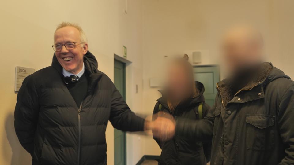 "Julia" und "Ben" mit ihrem Anwalt