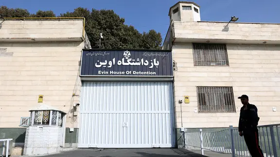 Ein Blick auf den Eingang zum Ewin-Gefängnis in Teheran (Iran). (Archivbild: 17. Oktober 2022) | über REUTERS Ein Blick auf den Eingang zum Ewin-Gefängnis in Teheran (Iran). (Archivbild: 17. Oktober 2022)