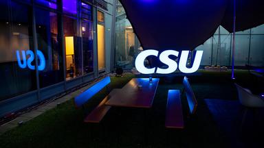 Beleuchtetes CSU-Logo.