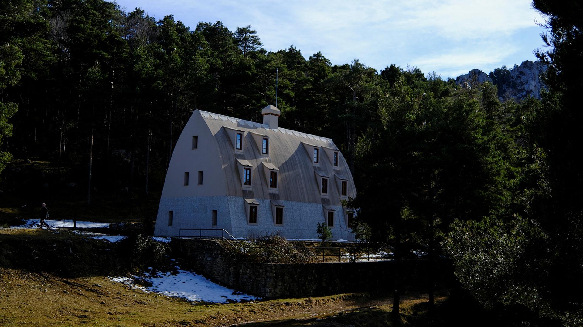 Wohnhaus am Fuß der Pyrenäen stammt von Antoni Gaudí Wohnhaus am Fuß der Pyrenäen stammt von Antoni Gaudí