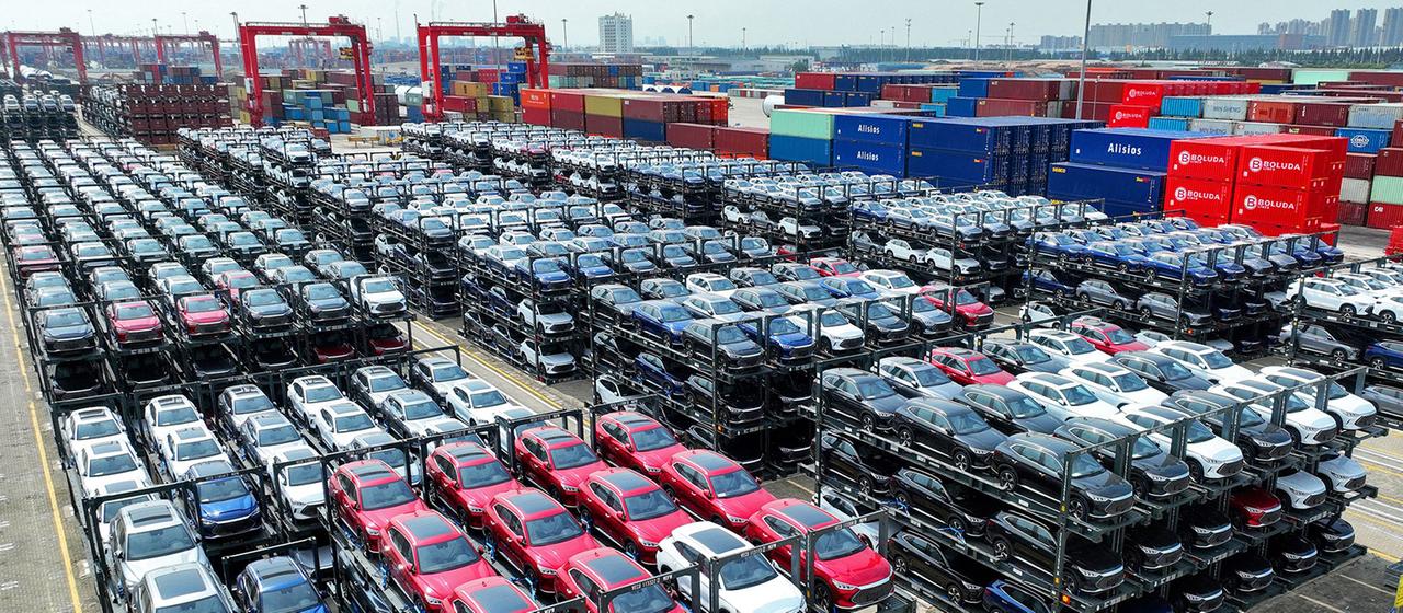 Elektroautos von BYD sind im internationalen Containerterminal des Hafens von Taicang im Hafen von Suzhou (China) zu sehen.