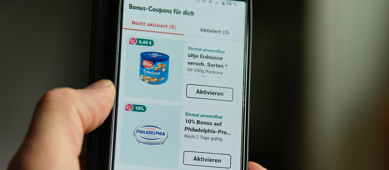 Auf dem Bildschirm eines Smartphones ist die REWE-App mit dem Bonus-Bereich geöffnet.