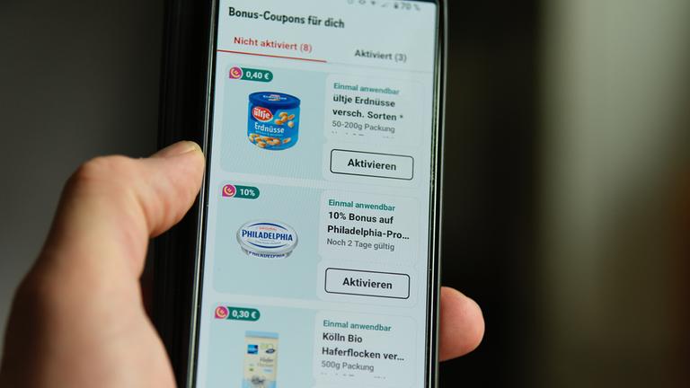 Auf dem Bildschirm eines Smartphones ist die REWE-App mit dem Bonus-Bereich geöffnet.