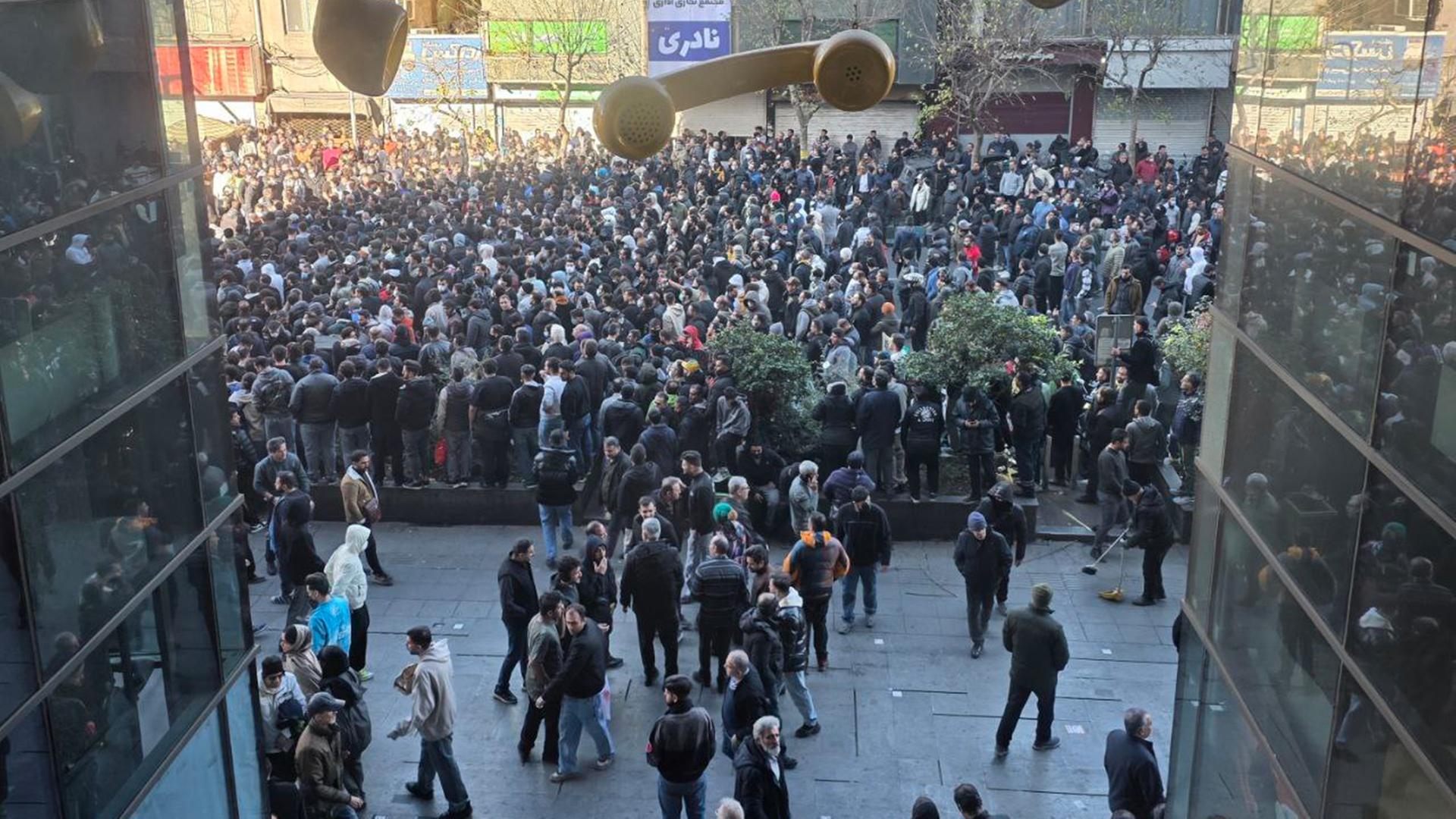 Demonstrierende in der iranischen Hauptstadt Teheran (Bild vom 29.12.25) | dpa