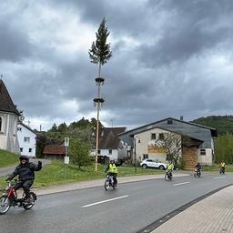 In Weiler im Lautertal beginnt die Reise der Mofa-Tour nach Wien. Im Schneckentempo fahren die Reisenden durch kleine Dörfer und über beschauliche Straßen.