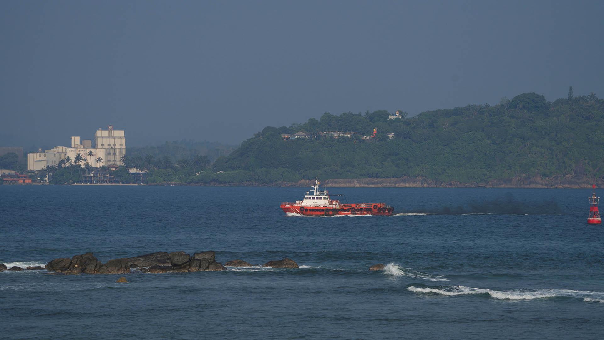 Ein Schiff fährt vor der Küste von Galle, Sri Lanka. | REUTERS