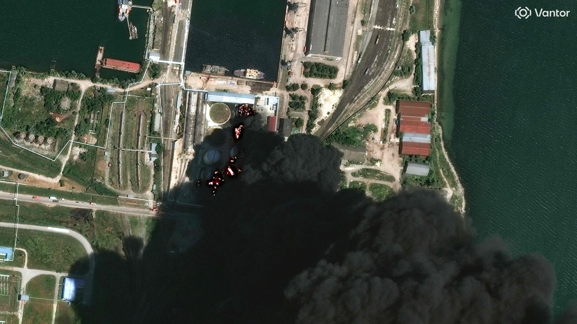 Brennende Lagertanks und dichten Rauch in Kertsch, Ukraine. | Photo by Handout / Satellite image ©2026 Vantor / AFP