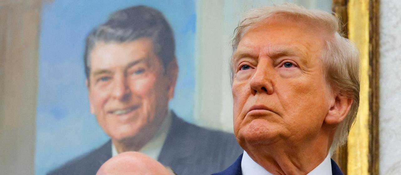 Donald Trump vor einem Gemälde von Ronald Reagan | REUTERS Donald Trump vor einem Gemälde von Ronald Reagan