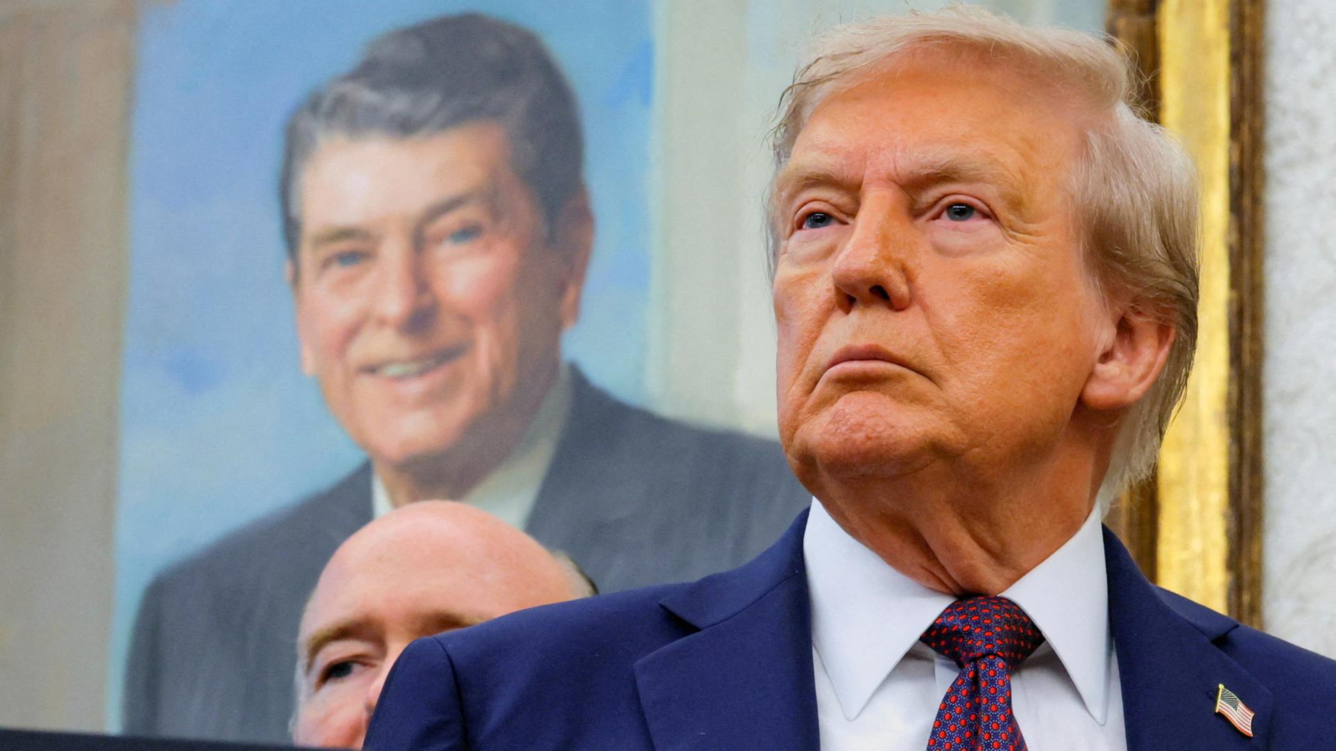 Donald Trump vor einem Gemälde von Ronald Reagan | REUTERS