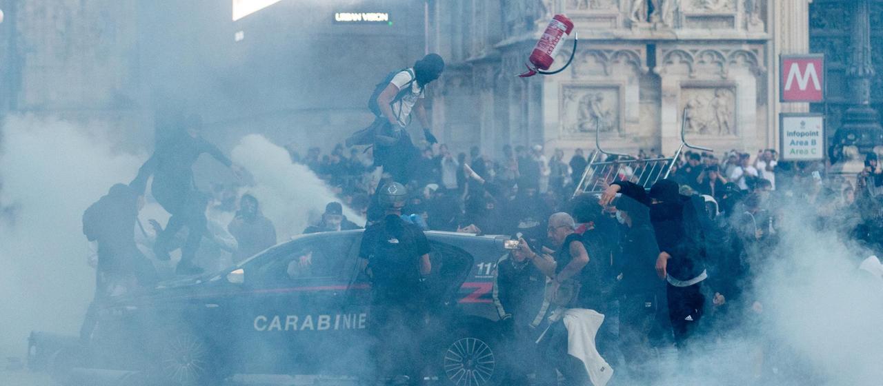Ausschreitungen zwischen Protestierenden und Einsatzkräften in Mailand, Italien.