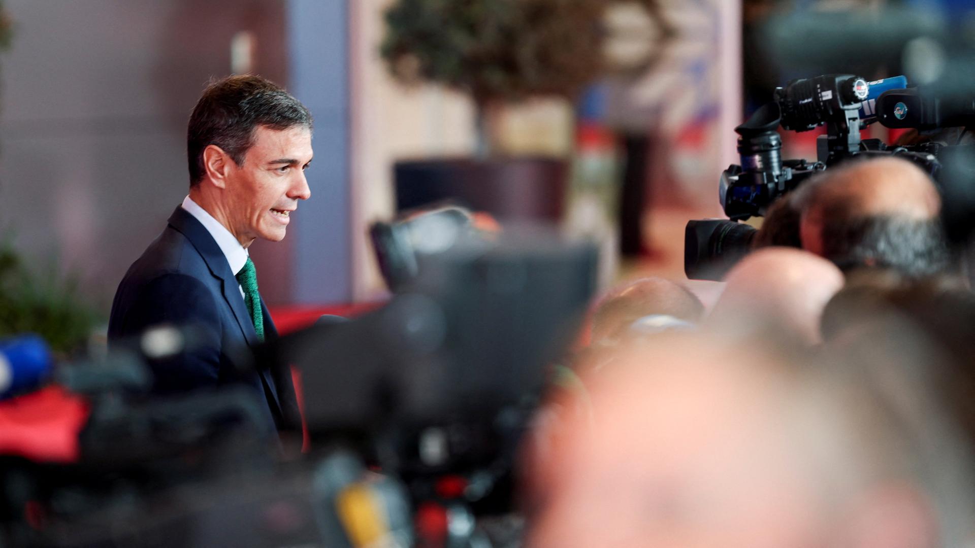 Pedro S�nchez spricht auf dem EU-Treffen auf Zypern vor Journalisten. | REUTERS