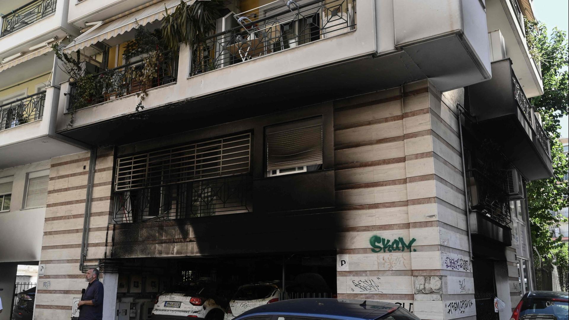 Sch�den nach einer Explosion einer Gasflaschenbombe am Eingang eines Geb�udes in Thessaloniki, Griechenland. | AFP