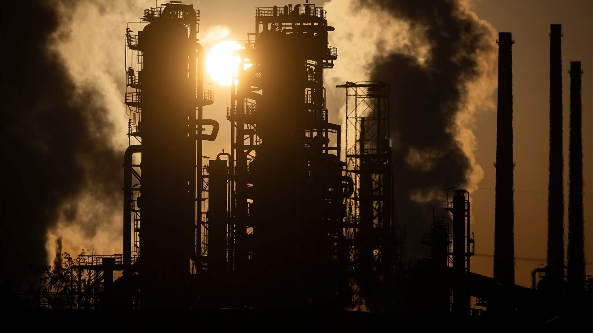 Industrieanlagen der MineralÃ¶lraffinerie Oberrhein im Gegenlicht. | picture alliance/dpa