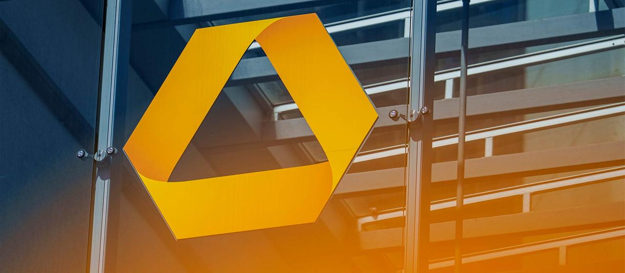 Das Logo der Commerzbank an der Außenfassade der Bankzentrale.