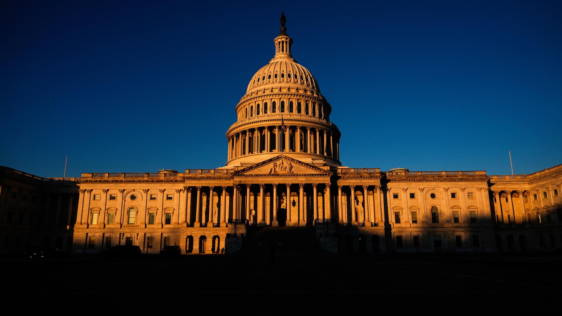 Das Kapitol in Washington kurz nach Sonnenaufgang | Julia Demaree Nikhinson/AP/dpa