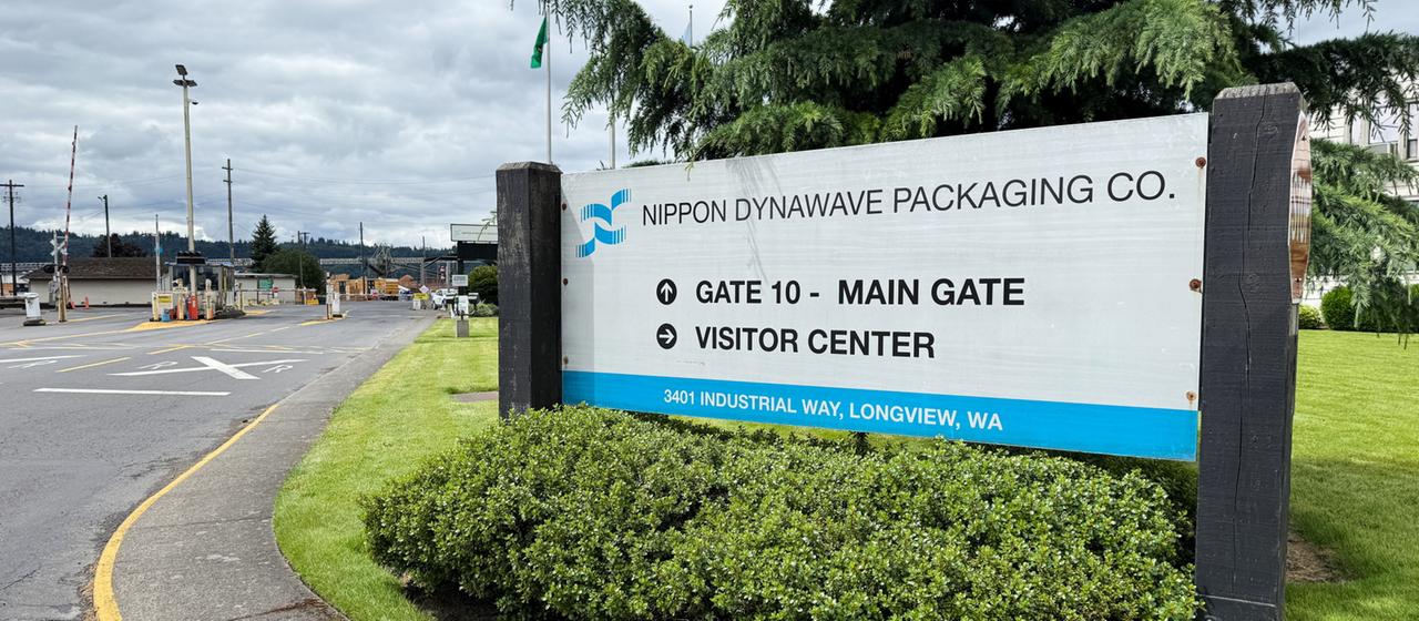 Ein Schild auf dem Gelände der Nippon Dynawave Packaging Co., nachdem dort  ein Tank mit gefährlicher Flüssigkeit explodiert ist