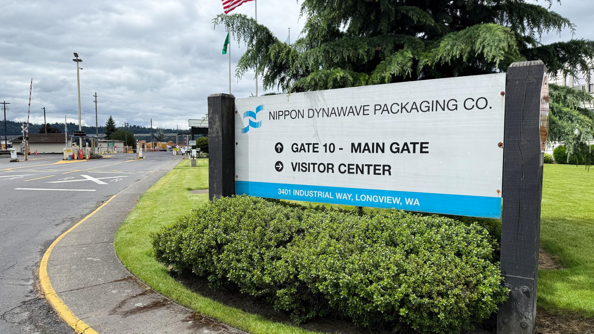 Ein Schild auf dem Gelände der Nippon Dynawave Packaging Co., nachdem dort  ein Tank mit gefährlicher Flüssigkeit explodiert ist | Claire Rush/AP/dpa