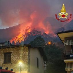 In Tignale am Gardasee w&uuml;tet ein Waldbrand.
