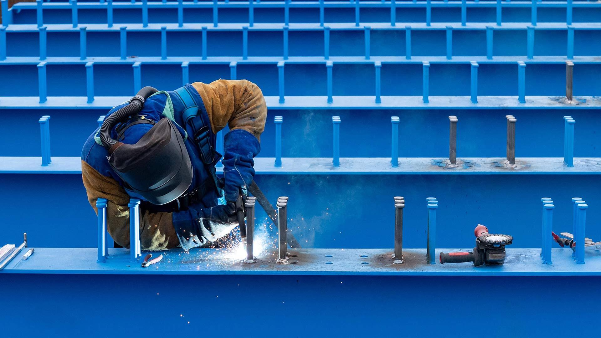 Ein Arbeiter führt Schweißarbeiten an einer großen Stahlkonstruktion aus. | picture alliance / W2Art / Thors
