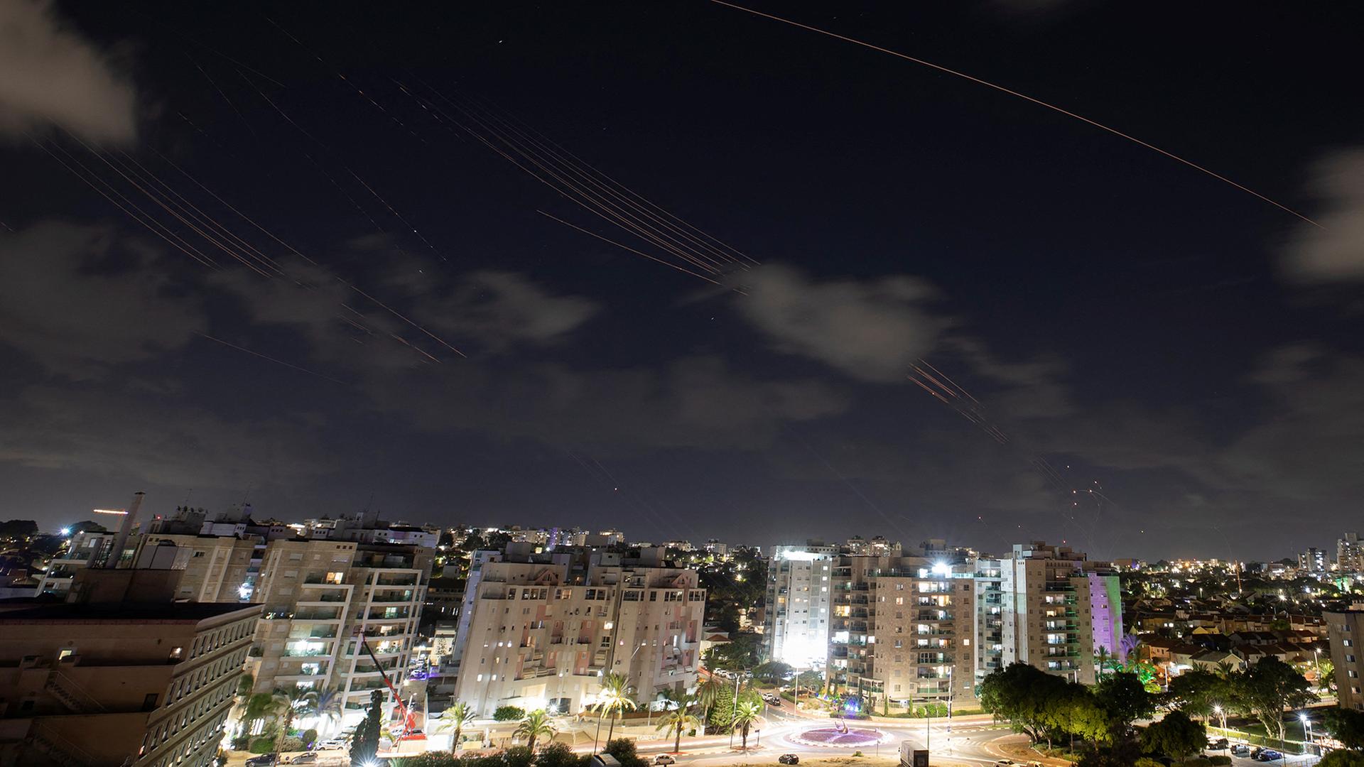Israels Iron-Dome-Raketenabwehrsystem fängt Raketen ab, gesehen von Ashkelon.