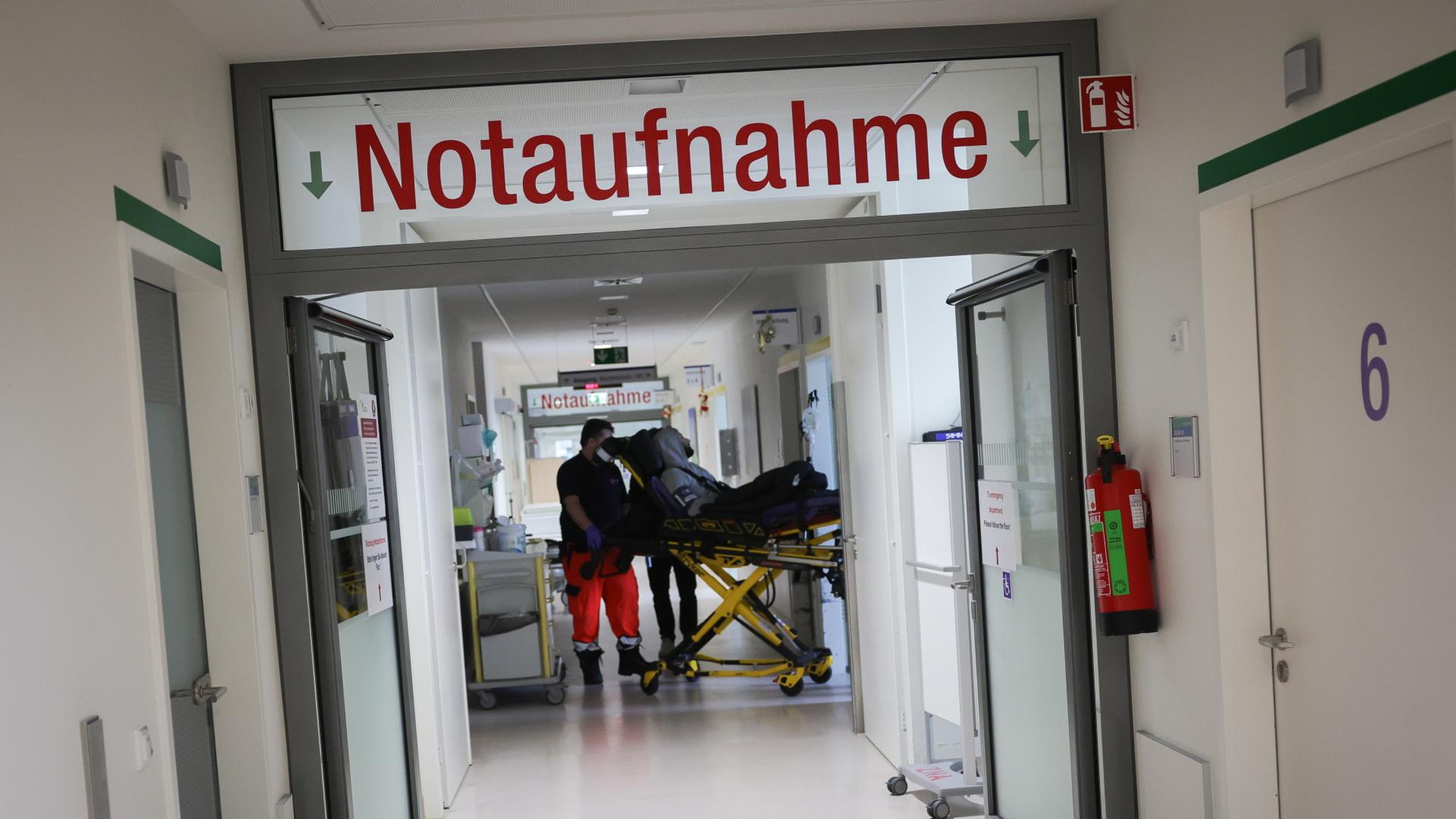 Rettungssänitäter bringen einen Patienten in die Zentralen Notaufnahme  | dpa