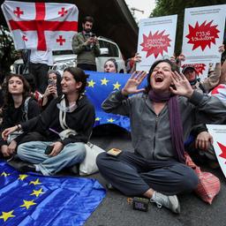 Junge Demonstrantinnen und Demonstranten blockieren eine Hauptverkehrsstraße in der georgischen Hauptstadt Tiflis