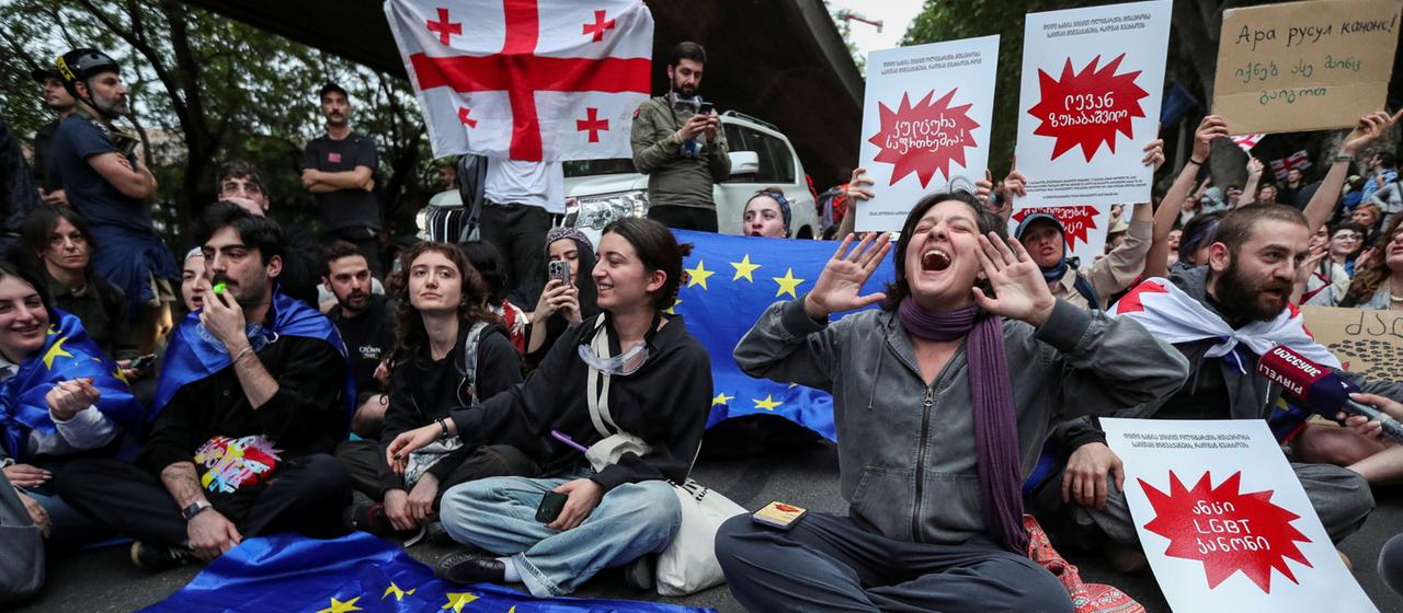 Junge Demonstrantinnen und Demonstranten blockieren eine Hauptverkehrsstraße in der georgischen Hauptstadt Tiflis