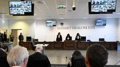  Richterin Brigida Cavasino (Mitte) verliest die Urteile gegen Hunderte, die der Mitgliedschaft im Verbrechenssyndikat 'Ndrangheta beschuldigt werden