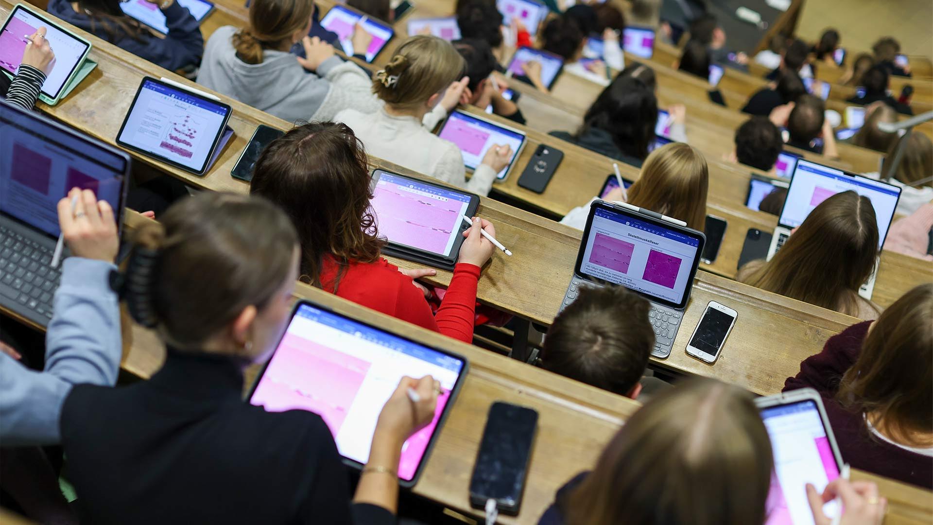 Studierende in einem HÃ¶rsaal. | picture alliance/dpa