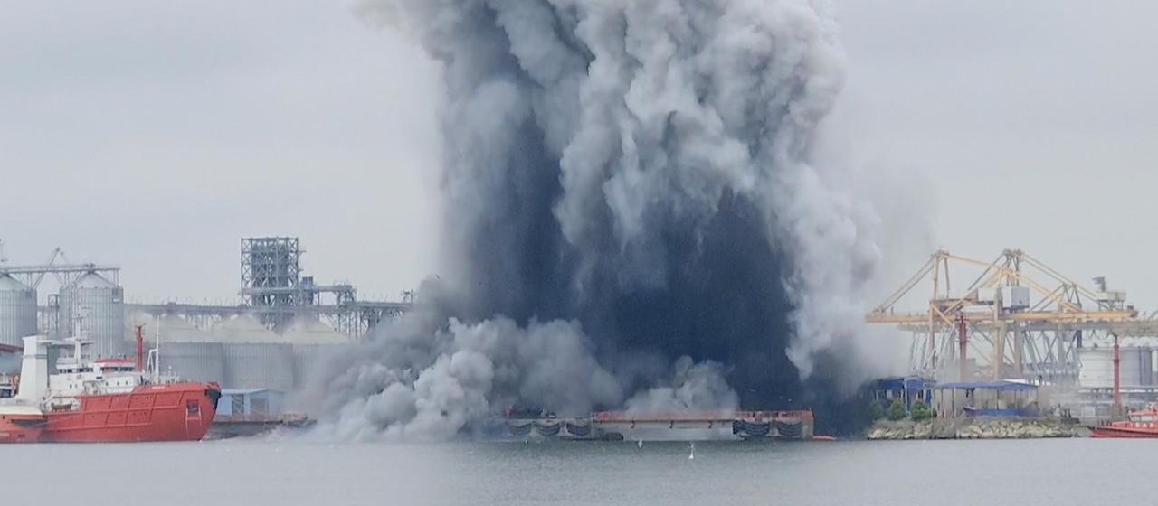 Eine Rauchwolke ist nach der Explosion einer Seedrohne im Hafen der rumänischen Stadt Konstanza zu sehen.
