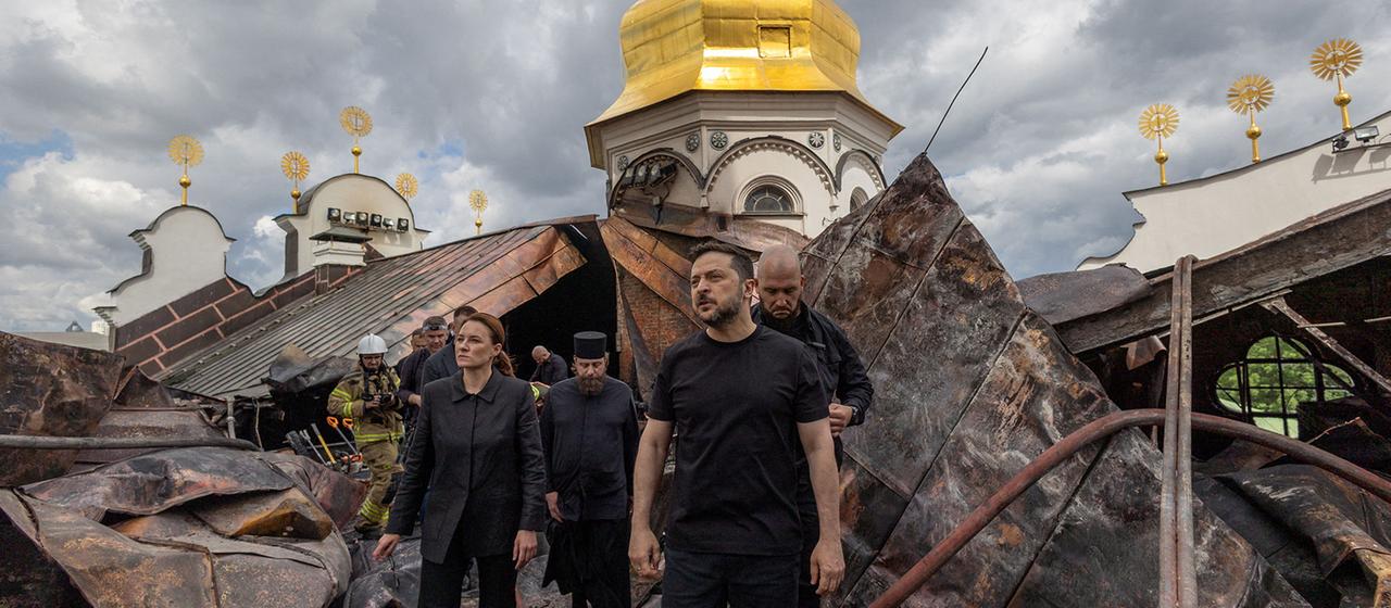 Selenskyj am Ort eines russischen Angriffs auf die Mariä-Entschlafens-Kathetrale des Kiewer Höhlenkloster.