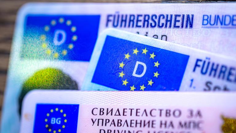 Zwei deutsche und ein bulgarischer Führerschein.