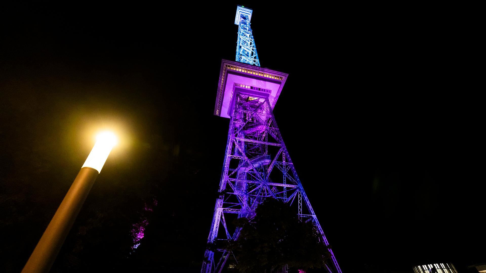 Der beleuchtete Funkturm in Berlin. (Quelle: picture alliance/dpa/Christoph Soeder) | picture alliance/dpa/Christoph Soeder
