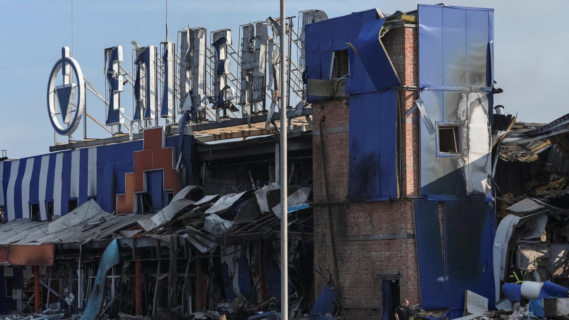 Ein zerstörter Supermarkt in Kamjanske bei Dnipro | REUTERS