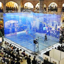 Ein gläsener Squash-Platz in einem Einkaufszentrum