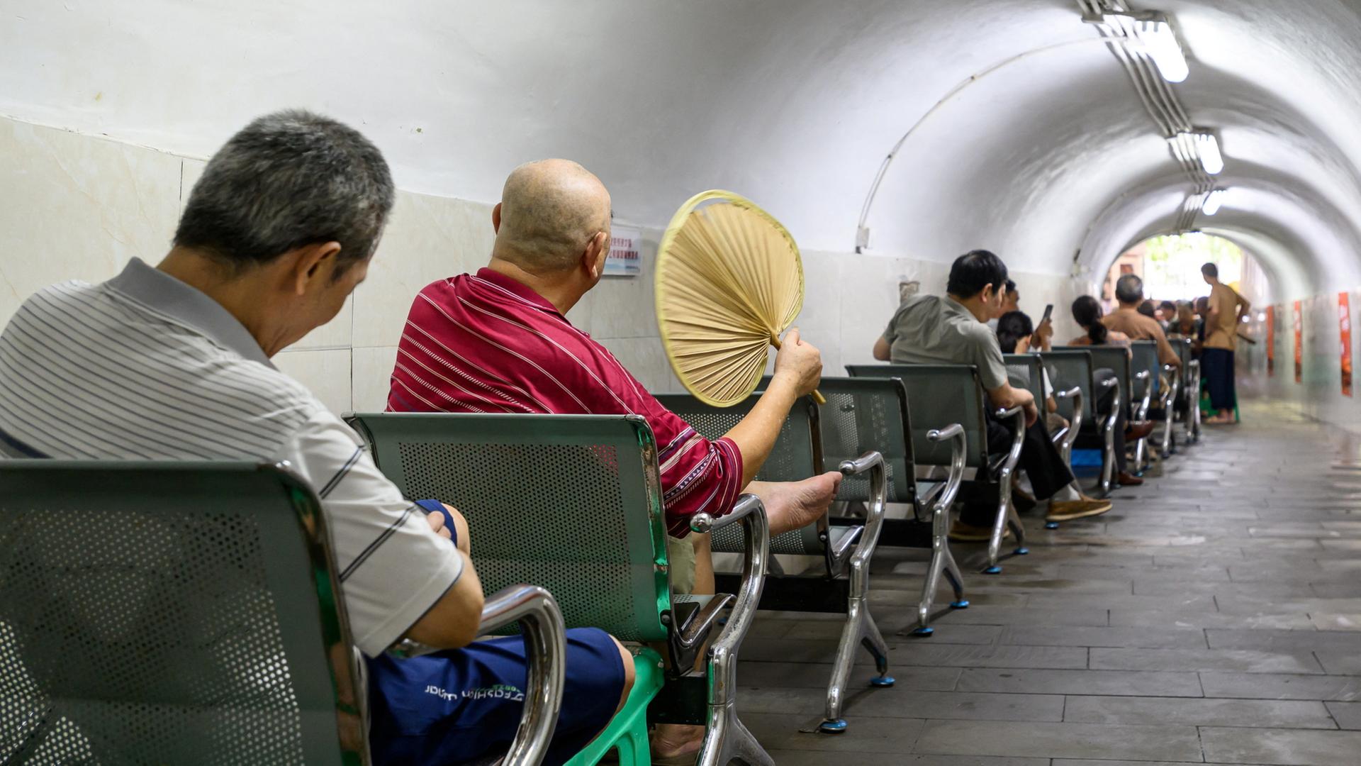 Hitze in China, Rotkehlchen im Getränkemarkt, Ausstellung Alexandra Grant