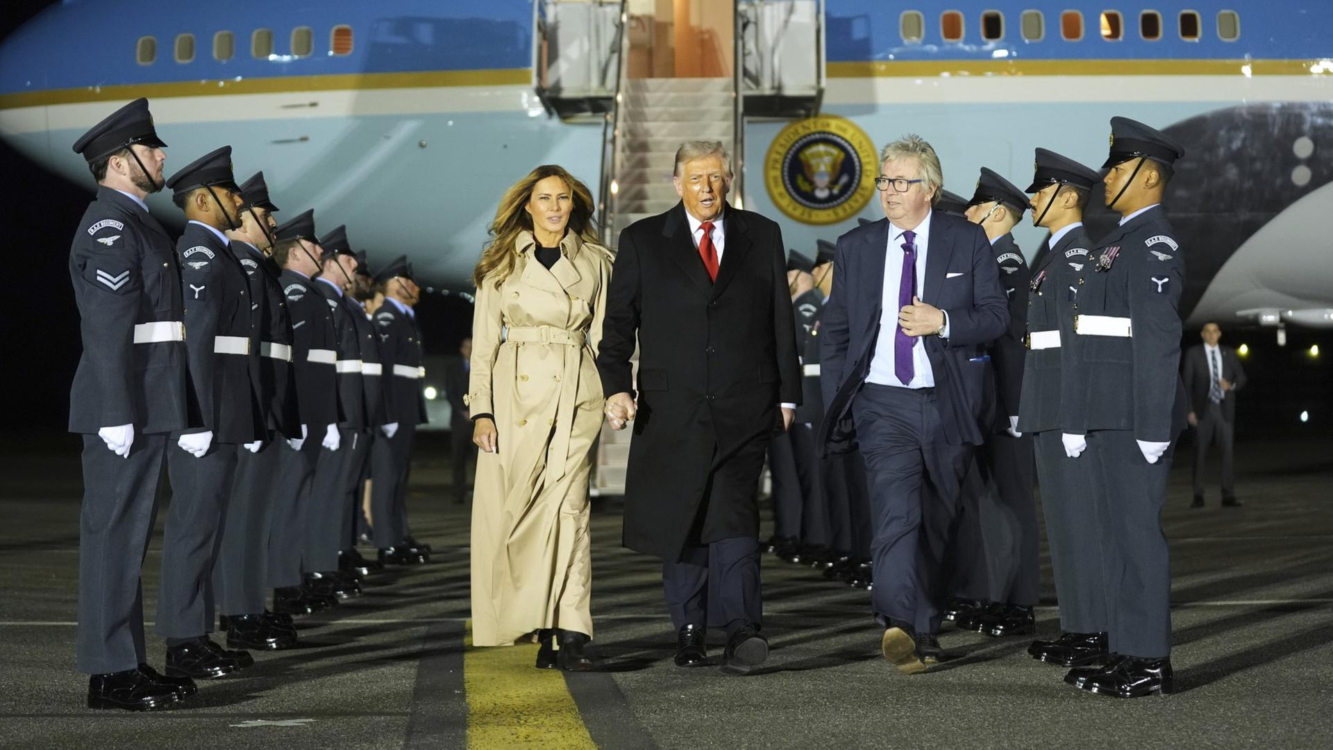 Donald und Melania Trump bei der Ankunft am Flughafen Stansted | AP