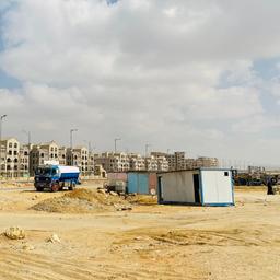 Die Bauarbeiten an der neuen Hauptstadt Ägyptens sind noch in vollem Gange, wie Container und schwere Fahrzeuge zeigen.