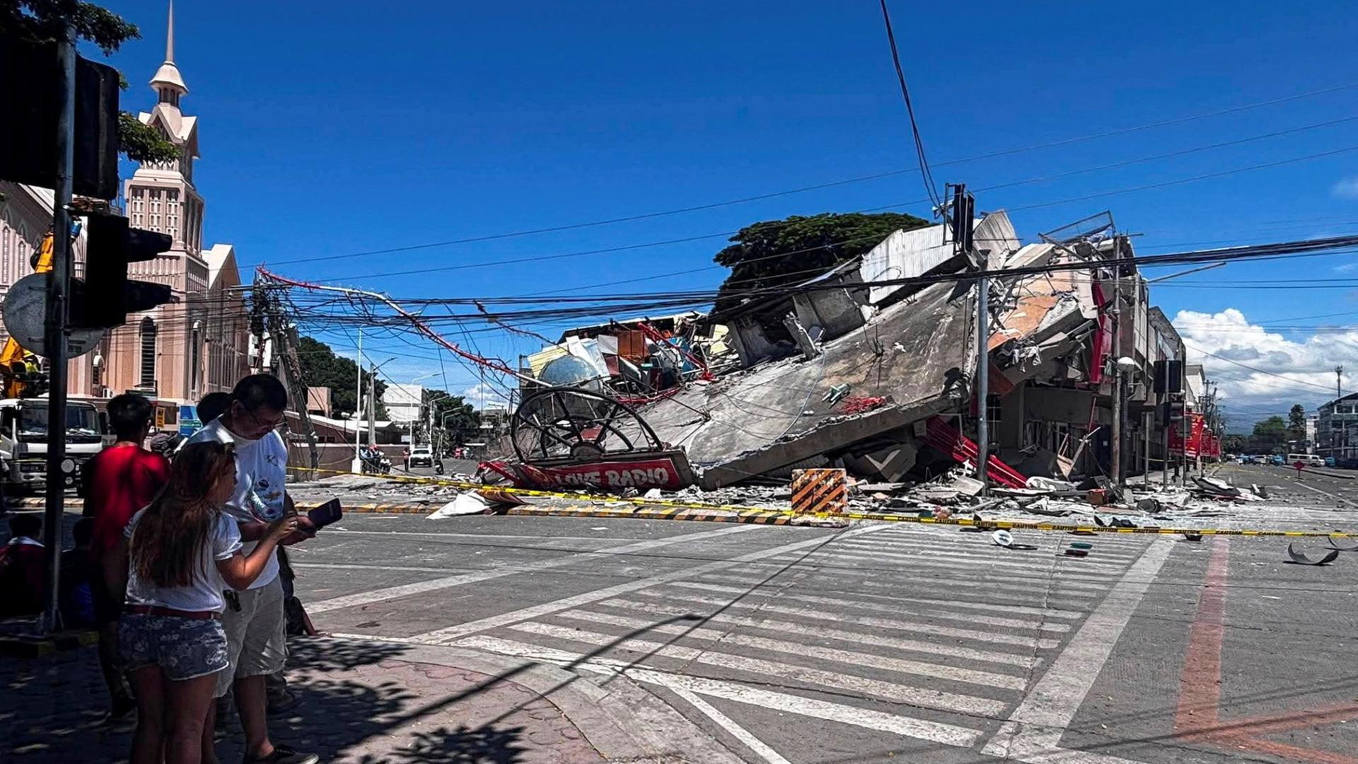 Schweres Erdbeben erschüttert Philippinen - Tsumaniwarnungen