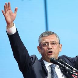 Özgür Özel bei einer Rede auf dem CHP-Parteitag in Ankara
