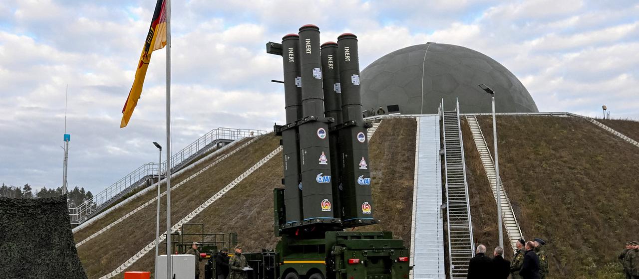 Menschen stehen vor dem Arrow-3-Abwehrsystem.