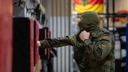 Ein Angehöriger des Kommando Spezialkräfte (KSK) der Bundeswehr demonstriert in der Graf-Zeppelin-Kaserne den Ablauf an einer Teststation des neu strukturierten KSK-Einstellungstests.