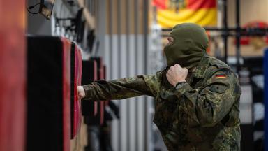 Ein Angehöriger des Kommando Spezialkräfte (KSK) der Bundeswehr demonstriert in der Graf-Zeppelin-Kaserne den Ablauf an einer Teststation des neu strukturierten KSK-Einstellungstests.