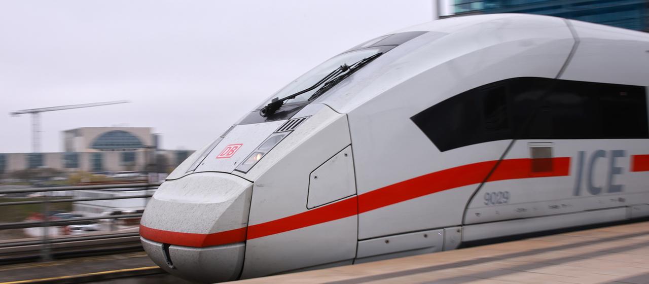 Ein ICE der Deutschen Bahn fährt aus dem Berliner Hauptbahnhof.