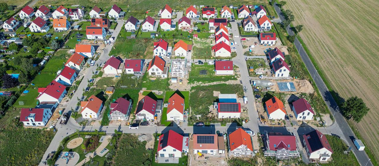 Neue Einfamilienhäuser stehen zwischen Feldern am südwestlichen Stadtrand von Leipzig