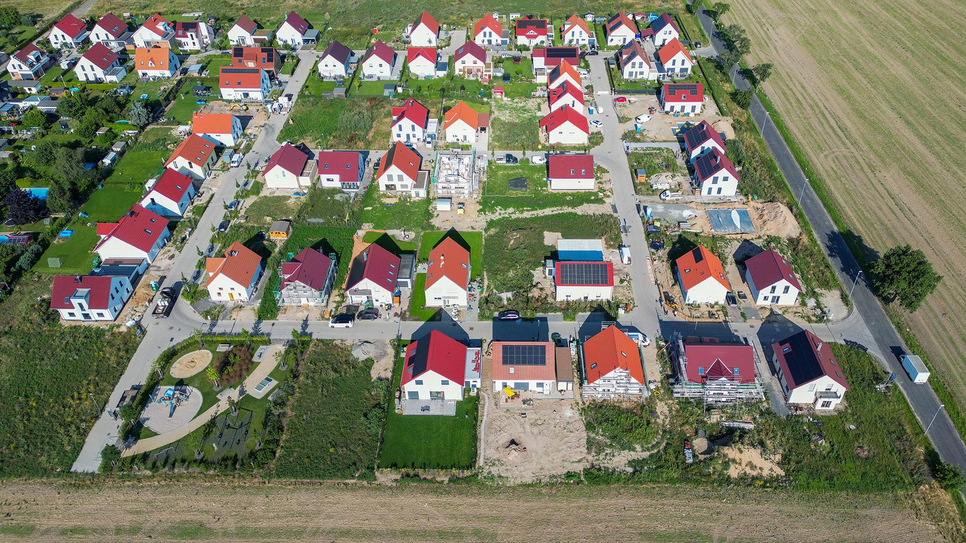 Neue Einfamilienhäuser stehen zwischen Feldern am südwestlichen Stadtrand von Leipzig | picture alliance/dpa