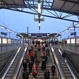 Reisende des Regionalverkehrs während des GDL-Streiks auf dem Erfurter Hauptbahnhof.